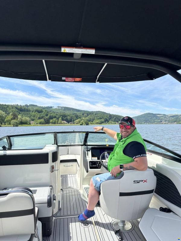 Sea Ray 230 Outboard