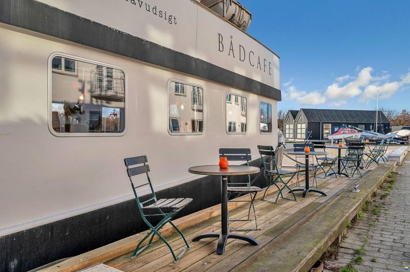 B&aring;d Cafe Sorte Louis
