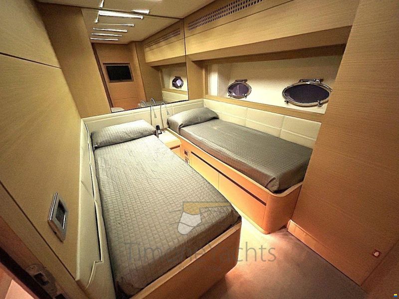 Pershing 82