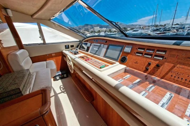 Ferretti 761