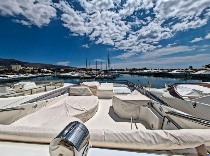 Ferretti 761