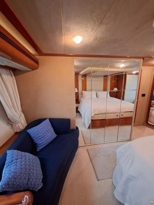 Ferretti 761