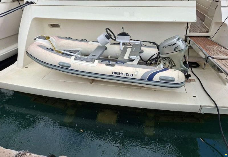 Ferretti 761