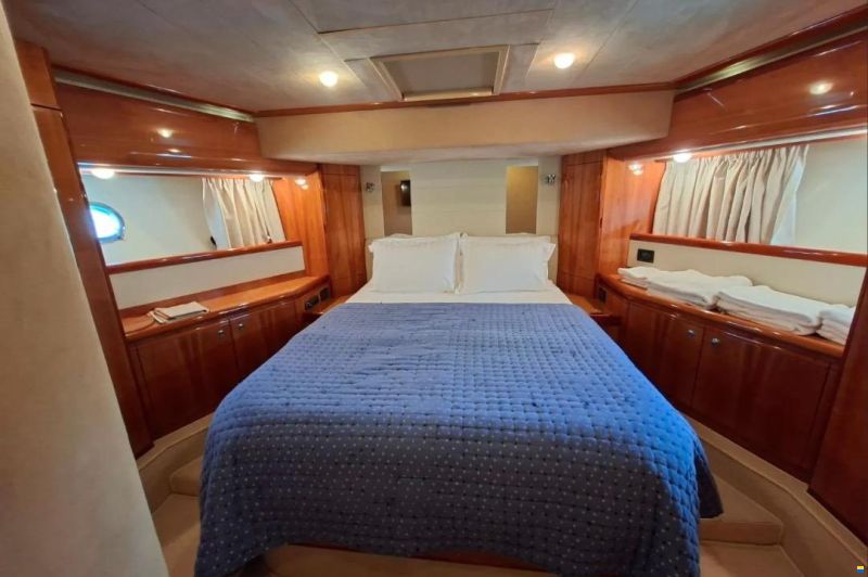 Ferretti 761
