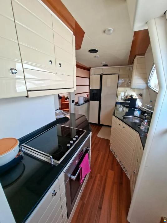 Ferretti 761