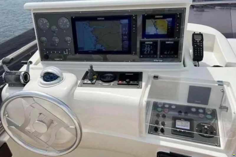 Ferretti 761