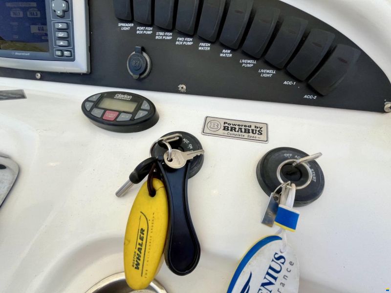 Boston Whaler 320 Outrage