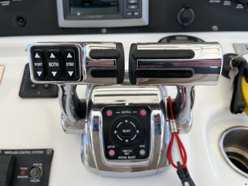 Boston Whaler 320 Outrage