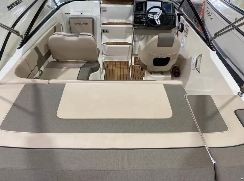 Bayliner VR5 Cuddy