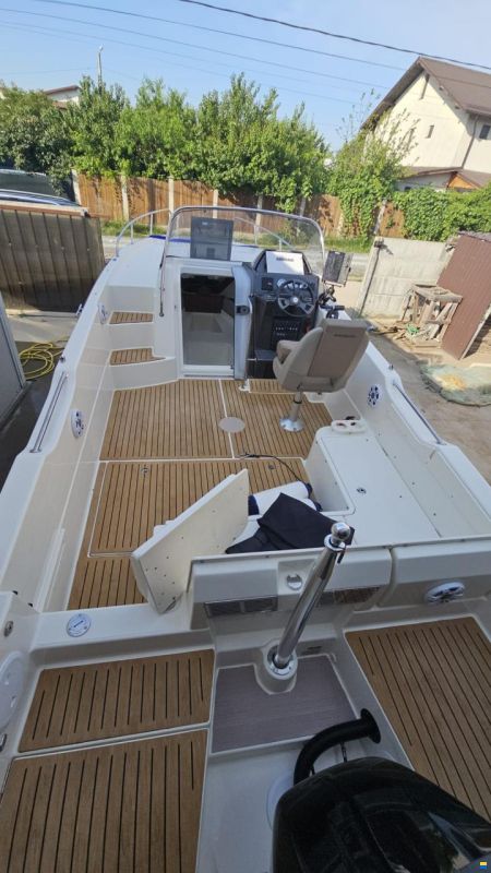Quicksilver Activ 755 Sundeck