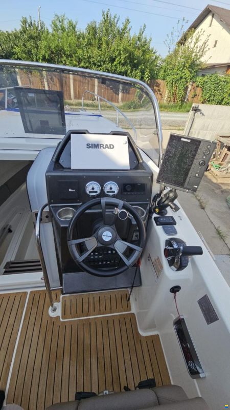 Quicksilver Activ 755 Sundeck