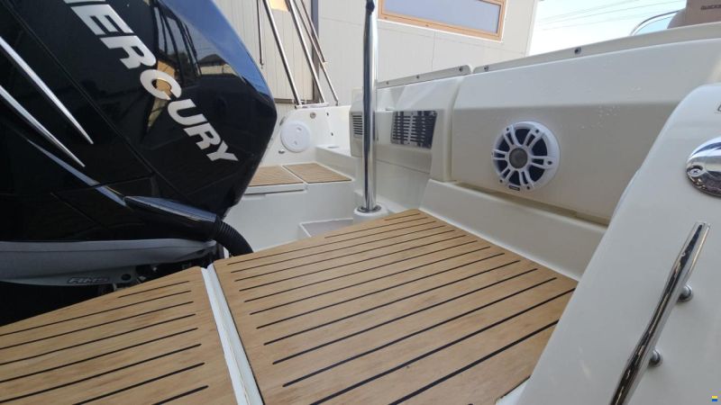 Quicksilver Activ 755 Sundeck
