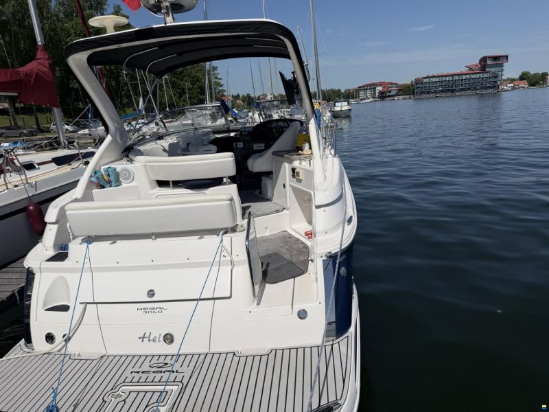 Regal 3060 Express Cruiser