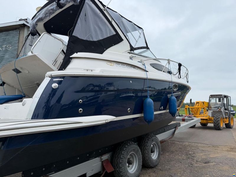 Regal 3060 Express Cruiser