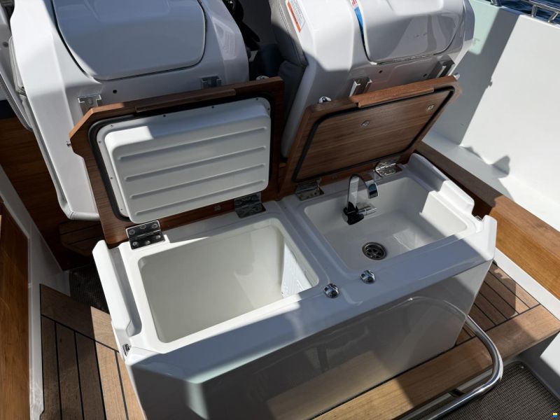 Axopar 28 AC Aft Cabin