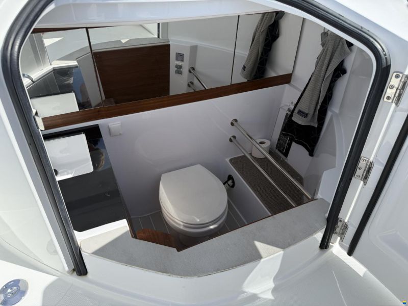 Axopar 28 AC Aft Cabin