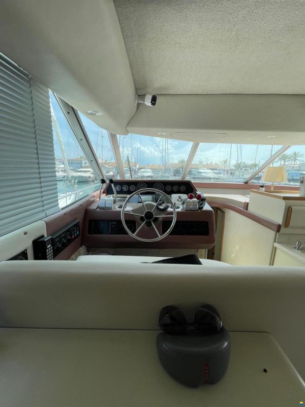 Sea Ray 500 Sedan