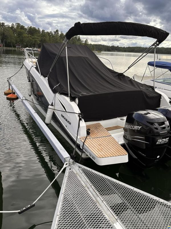 Quicksilver Activ 875 Sundeck
