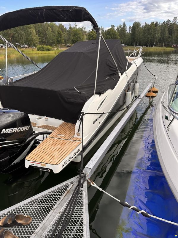Quicksilver Activ 875 Sundeck