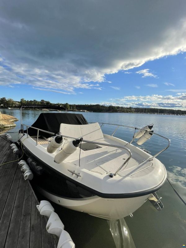 Quicksilver Activ 875 Sundeck
