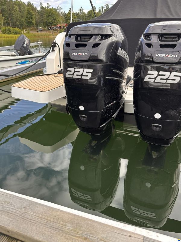 Quicksilver Activ 875 Sundeck