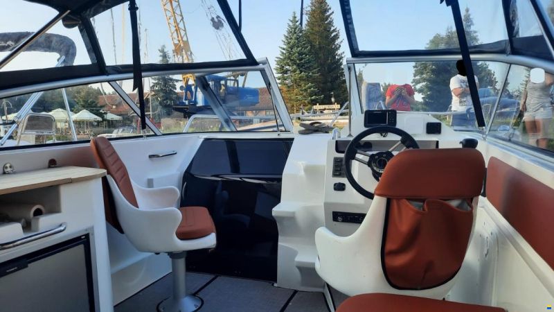 Ocean boat 670