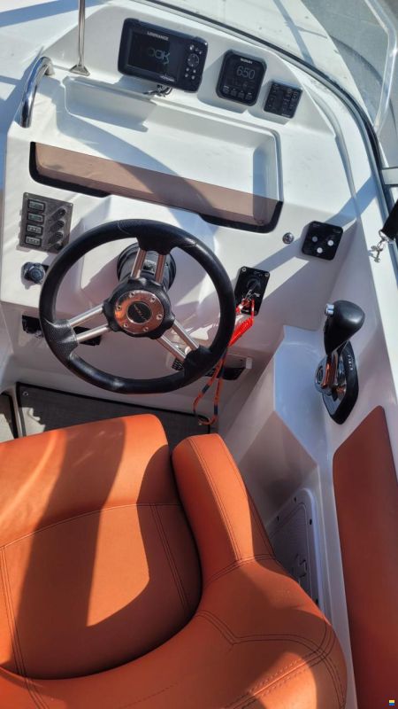Ocean boat 670