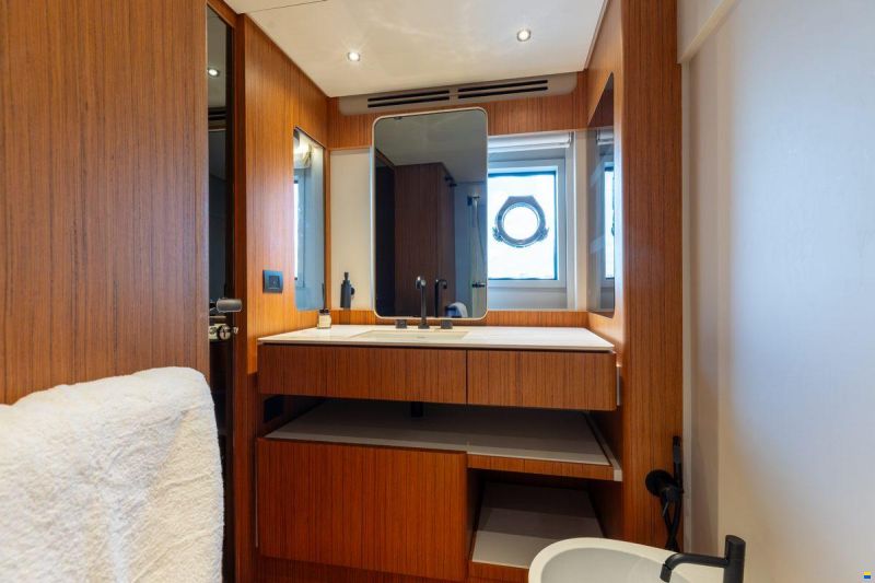 Ferretti 670