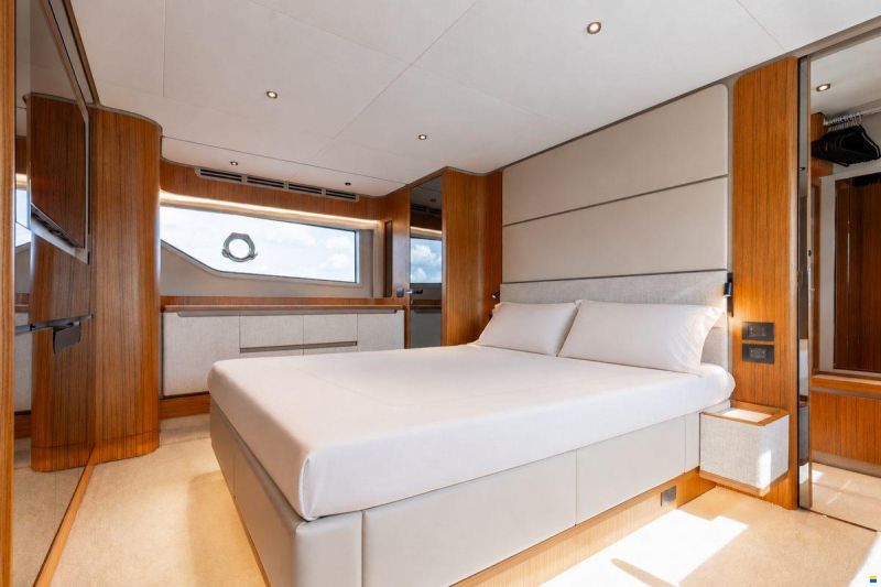 Ferretti 670