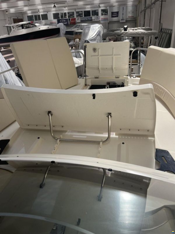 Quicksilver Active 875 sundeck