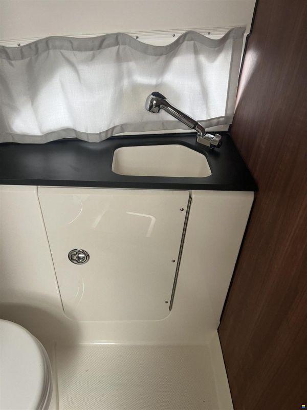 Quicksilver Active 875 sundeck