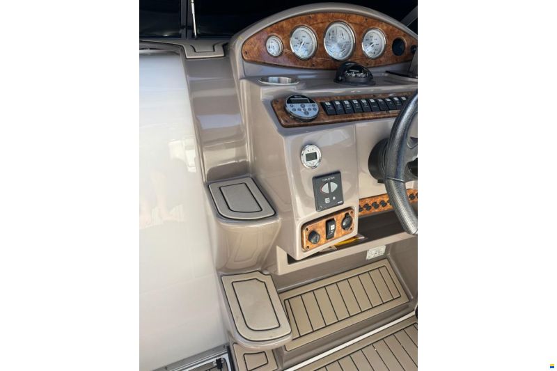 Rinker 260 Express Cruiser