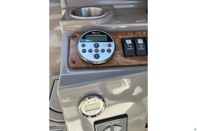 Rinker 260 Express Cruiser