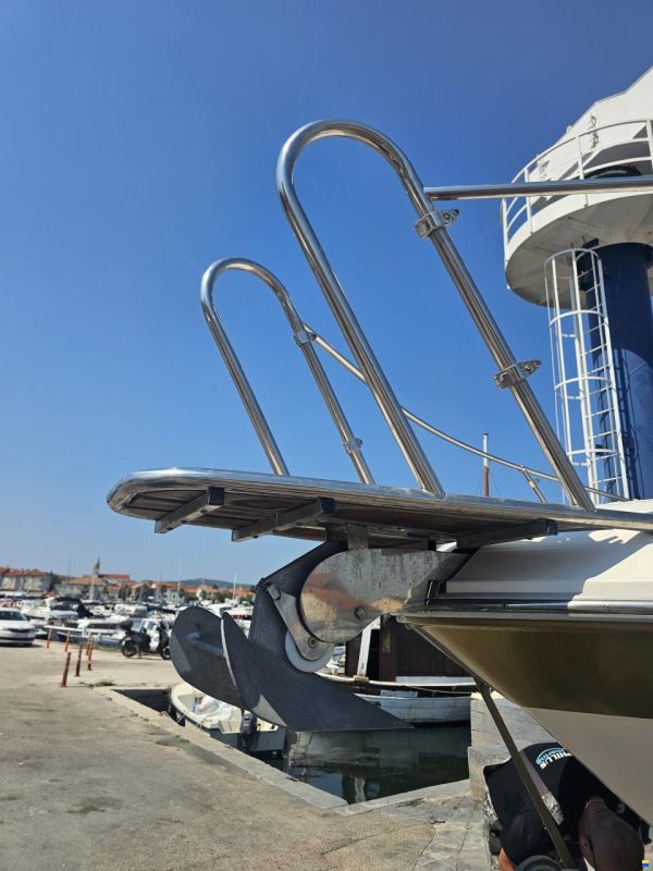 Sea Ray 230DA
