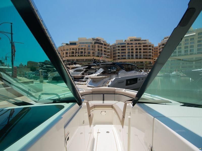 Boston Whaler Vantage 330
