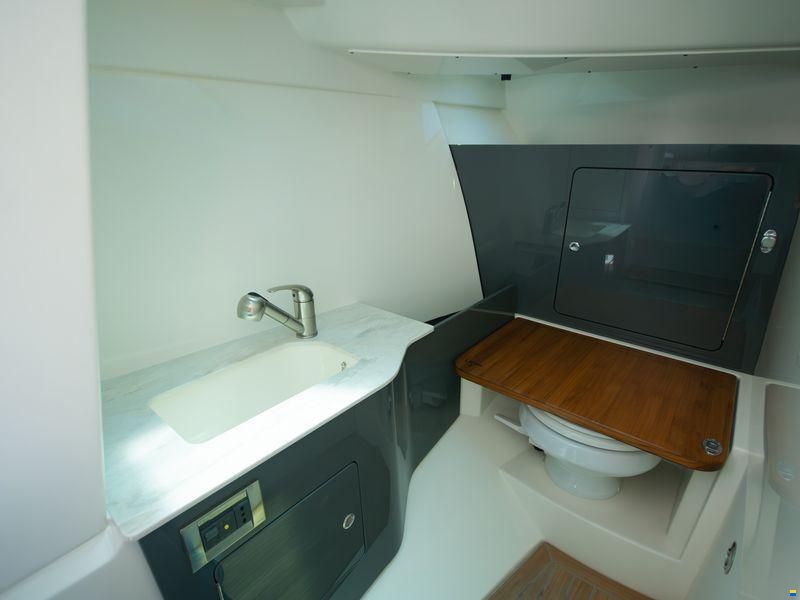 Boston Whaler Vantage 330
