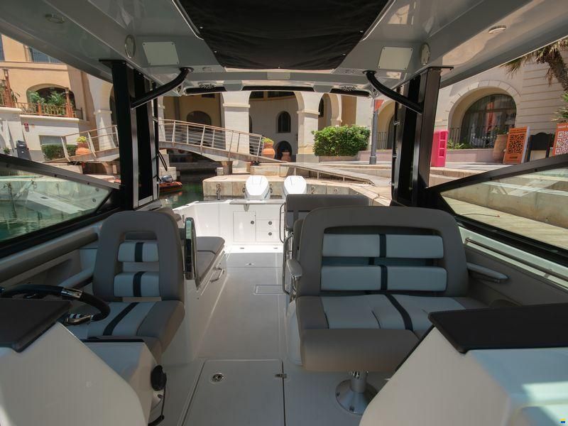 Boston Whaler Vantage 330