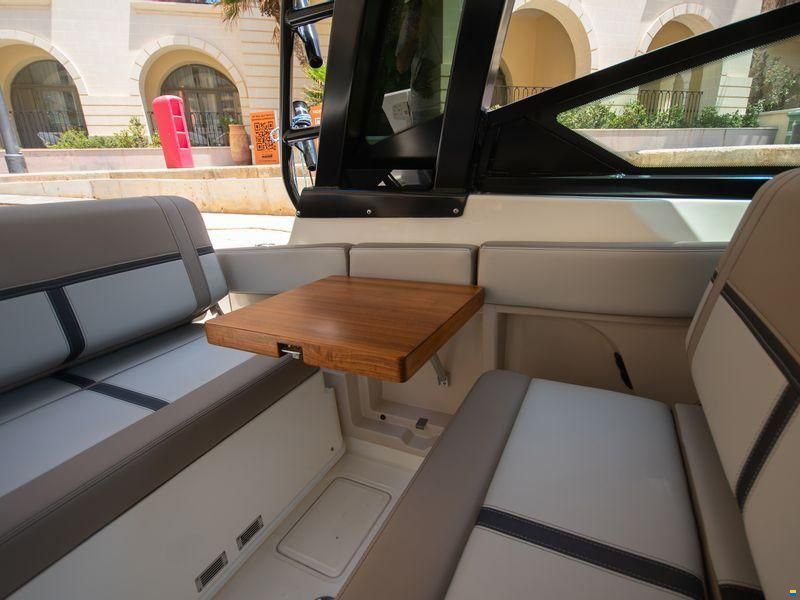 Boston Whaler Vantage 330