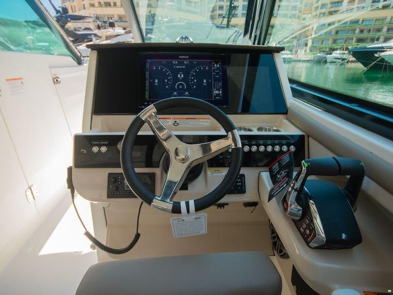 Boston Whaler Vantage 330