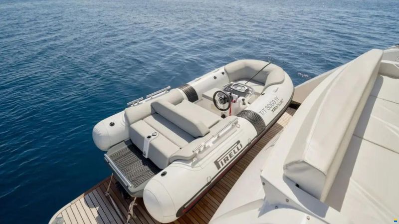 Ferretti 720