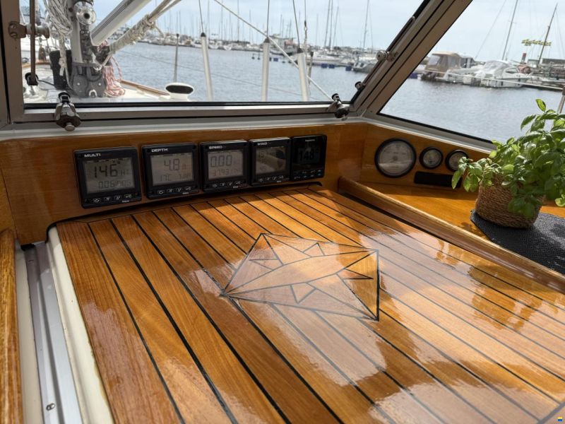 Hallberg-Rassy 352