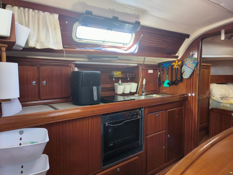 Bavaria 37