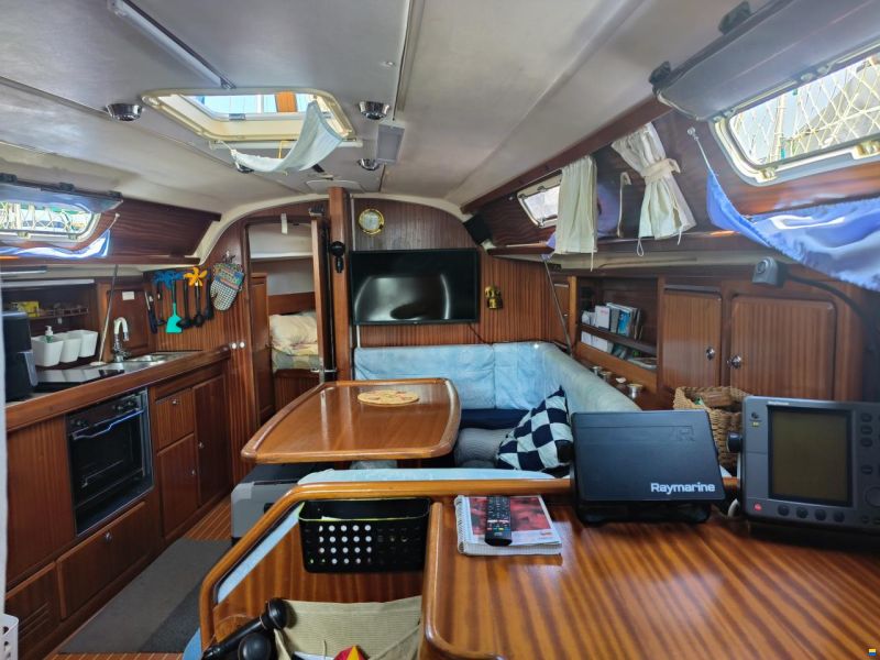 Bavaria 37