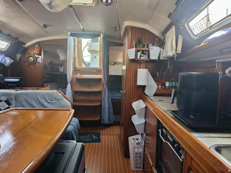 Bavaria 37