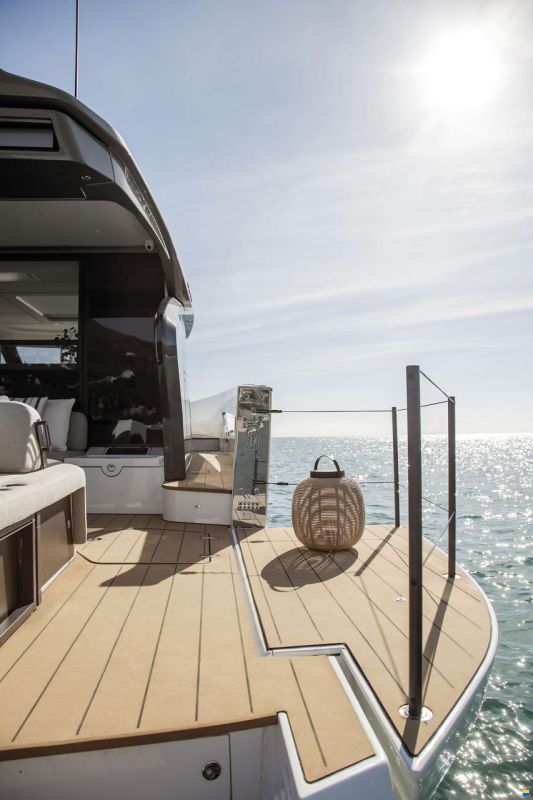 Azimut Seadeck 6