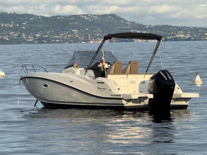Quicksilver 675 Active Sundeck