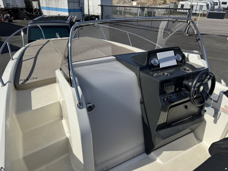 Quicksilver 675 Active Sundeck