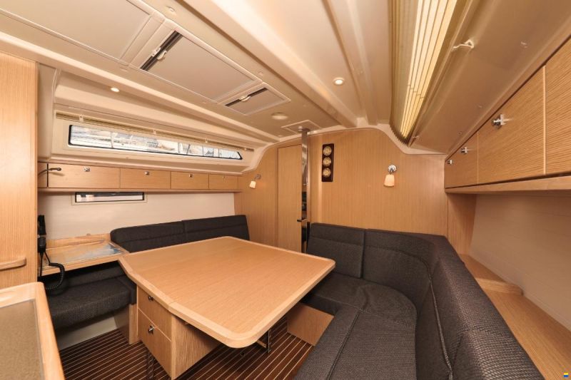 Bavaria CRUISER 37