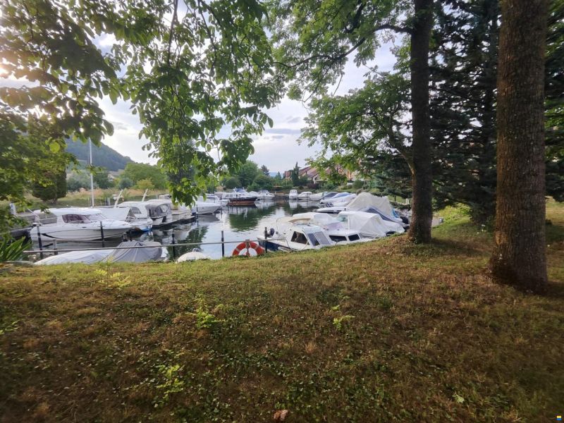 Place d'amarrage dans un port privé