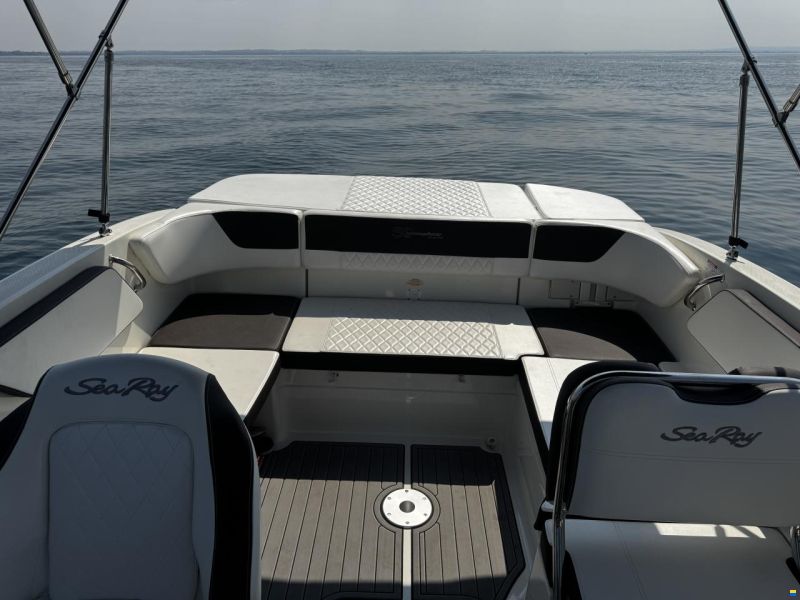 Sea Ray 210 SPXE